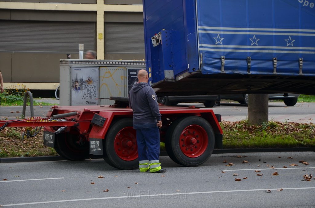 LKW verliert Auflieger Koeln Boltensternstr Pasteurstr P1978.JPG